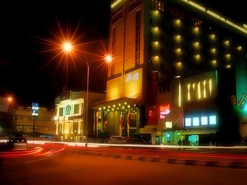 Orchardz Hotel Gajah Mada Понтианак Экстерьер фото