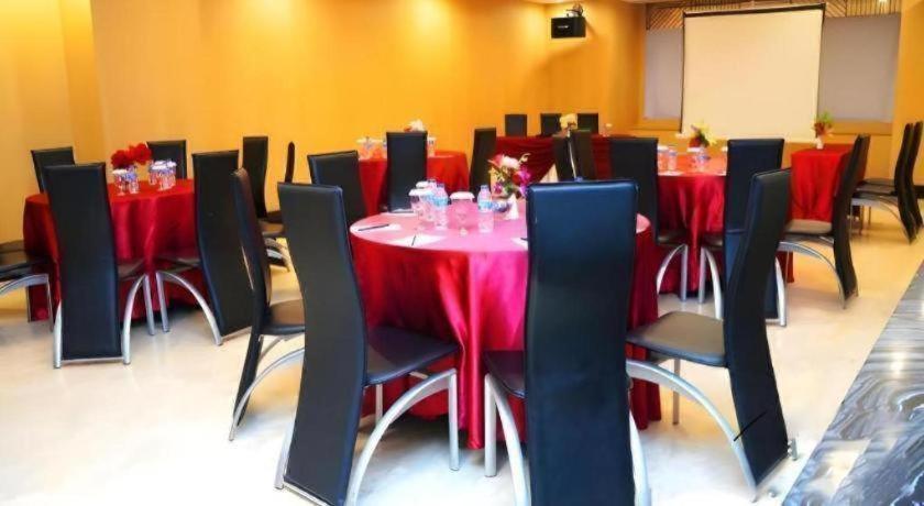 Orchardz Hotel Gajah Mada Понтианак Экстерьер фото