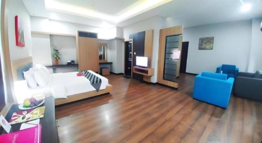 Orchardz Hotel Gajah Mada Понтианак Экстерьер фото