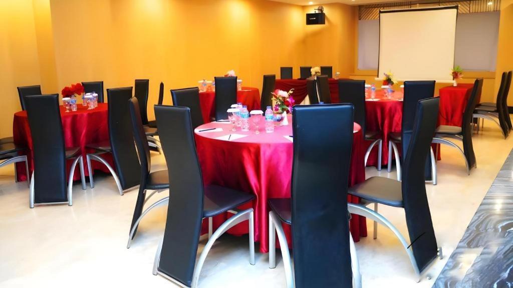Orchardz Hotel Gajah Mada Понтианак Экстерьер фото