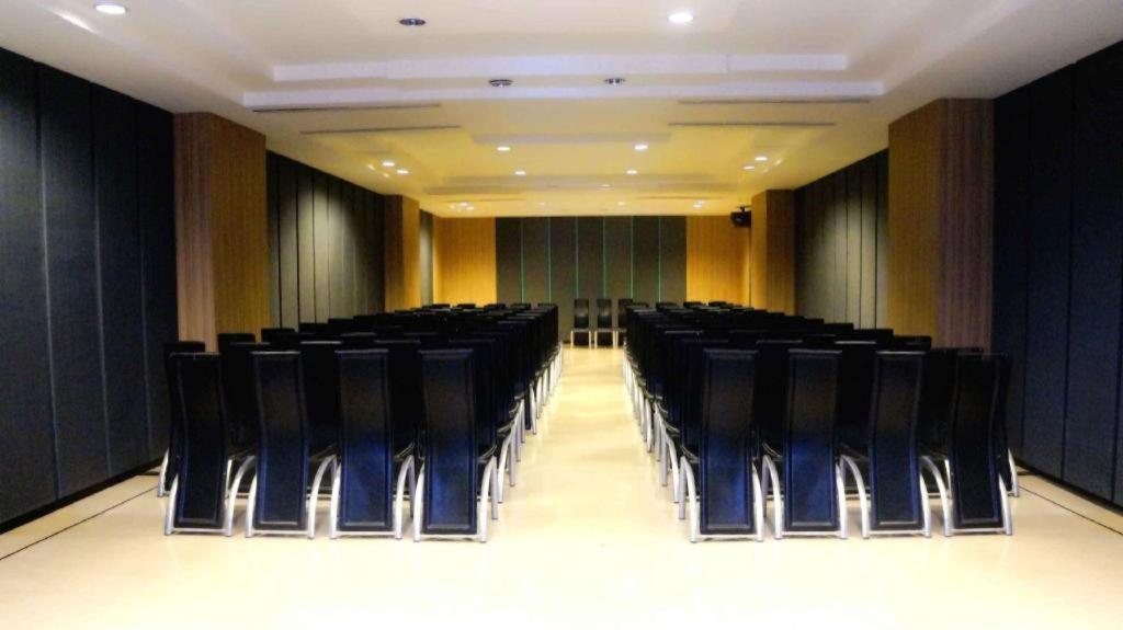 Orchardz Hotel Gajah Mada Понтианак Экстерьер фото